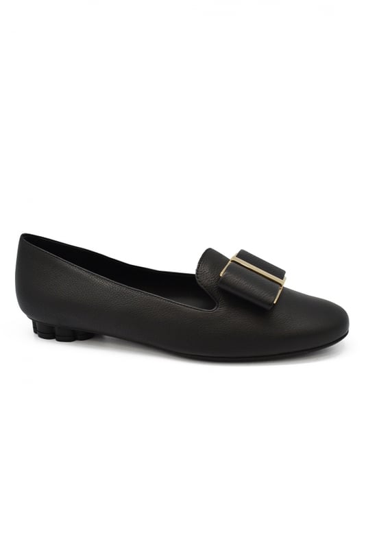 Slippers Salvatore Ferragamo en piel negra con punta redonda.Lazo y tacón flor dorada.Tacón 1 cm. Made in Italy.