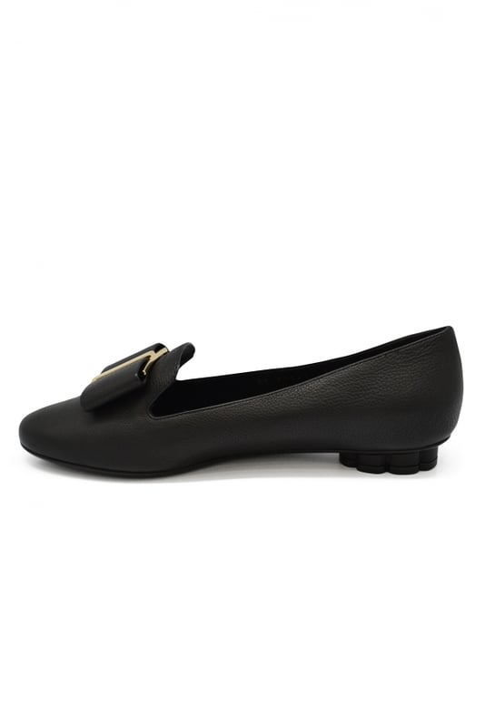 Slippers Salvatore Ferragamo en piel negra con punta redonda.Lazo y tacón flor dorada.Tacón 1 cm. Made in Italy.