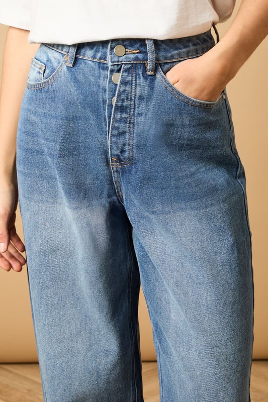 Trendy barrel leg silhouette for a modern twist on classic denim
        High-rise waist for a flattering and comfortable fit
        Tapered design from thigh to ankle for a stylish shape
        Traditional five-pocket styling for practicality
        Button and zip fly fastening for secure wear
    
    Embrace the latest denim trend with these chic barrel leg jeans from Oasis. The high-rise waist and tapered silhouette create a flattering shape that's perfect for various body types. Style these versatile jeans for a range of casual occasions - pair them with a cropped white tee and denim jacket for a double denim look that's effortlessly cool. For a more polished ensemble, team with a silky blouse and metallic flats. These jeans are ideal for family gatherings, weekend brunches, or casual Fridays at the office. The relaxed fit through the thigh transitioning to a slightly narrower ankle offers both comfort and style, making these jeans a wardrobe staple that you'll reach for time and time again.