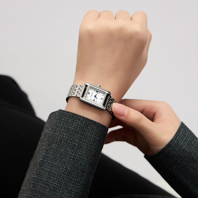 The VICTORIA HYDE LONDON women's watch from the RETRO series combines retro-inspired design with modern functionality. The silver square case, measuring 22 x 29 mm and 7.5 mm thick, is made of eco-friendly copper, giving the watch a timeless look. The silver dial with a fine sand effect and clear mineral crystal ensure excellent legibility. The silver stainless steel strap (7-link bracelet) with a width of 14 mm and a total length of 178.11 mm (including clasp) is adjustable and equipped with a practical double folding clasp. The watch is powered by a precise quartz movement (Miyota Super 2035) and offers 3 ATM water resistance, making it an ideal companion for everyday wear.

Case: Silver square case made of eco-friendly copper, measuring 22 x 29 mm and 7.5 mm thick.

Dial: Silver dial with a sand effect for an elegant appearance.

Strap: Silver stainless steel strap (7-link band) with a width of 14 mm and a total length of 178.11 mm, adjustable with a double folding clasp.

Movement: Precise quartz movement (Miyota Super 2035) for reliable timekeeping.

Water resistance: 3 ATM, suitable for everyday activities such as washing hands or splashing water.

This watch is perfect for women who value stylish design, high-quality materials, and functionality.