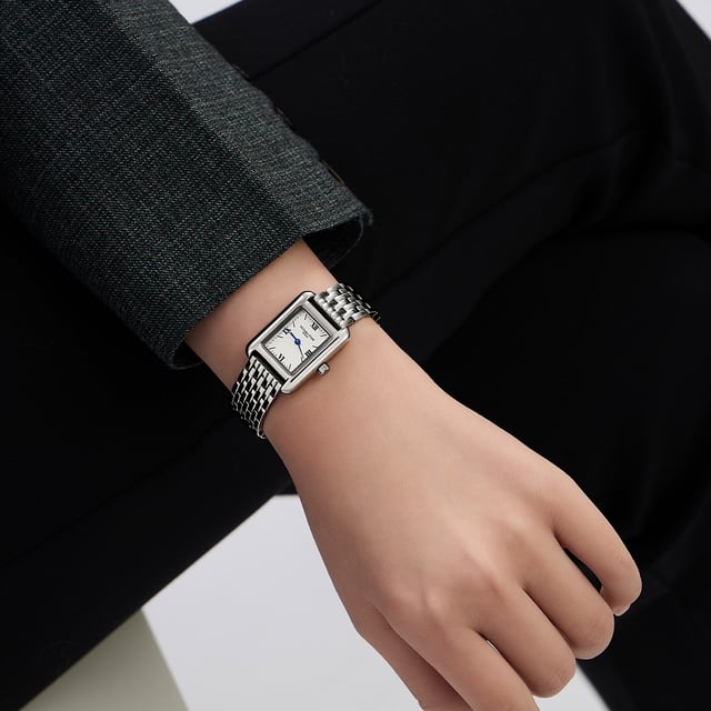 The VICTORIA HYDE LONDON women's watch from the RETRO series combines retro-inspired design with modern functionality. The silver square case, measuring 22 x 29 mm and 7.5 mm thick, is made of eco-friendly copper, giving the watch a timeless look. The silver dial with a fine sand effect and clear mineral crystal ensure excellent legibility. The silver stainless steel strap (7-link bracelet) with a width of 14 mm and a total length of 178.11 mm (including clasp) is adjustable and equipped with a practical double folding clasp. The watch is powered by a precise quartz movement (Miyota Super 2035) and offers 3 ATM water resistance, making it an ideal companion for everyday wear.

Case: Silver square case made of eco-friendly copper, measuring 22 x 29 mm and 7.5 mm thick.

Dial: Silver dial with a sand effect for an elegant appearance.

Strap: Silver stainless steel strap (7-link band) with a width of 14 mm and a total length of 178.11 mm, adjustable with a double folding clasp.

Movement: Precise quartz movement (Miyota Super 2035) for reliable timekeeping.

Water resistance: 3 ATM, suitable for everyday activities such as washing hands or splashing water.

This watch is perfect for women who value stylish design, high-quality materials, and functionality.