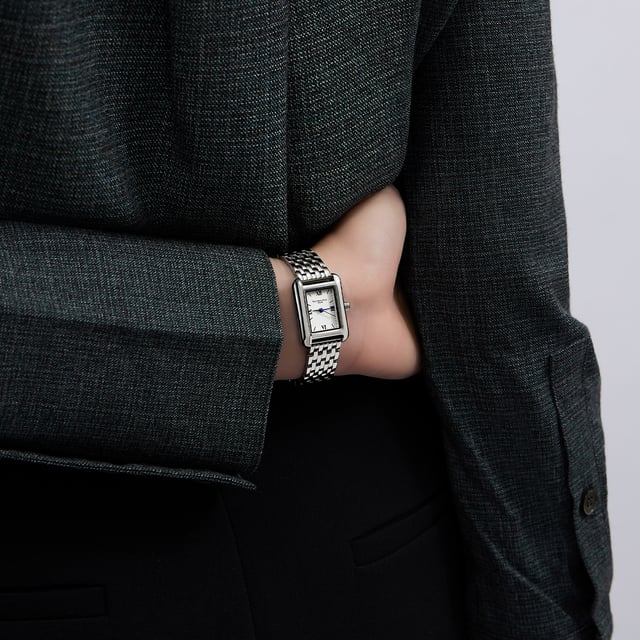 The VICTORIA HYDE LONDON women's watch from the RETRO series combines retro-inspired design with modern functionality. The silver square case, measuring 22 x 29 mm and 7.5 mm thick, is made of eco-friendly copper, giving the watch a timeless look. The silver dial with a fine sand effect and clear mineral crystal ensure excellent legibility. The silver stainless steel strap (7-link bracelet) with a width of 14 mm and a total length of 178.11 mm (including clasp) is adjustable and equipped with a practical double folding clasp. The watch is powered by a precise quartz movement (Miyota Super 2035) and offers 3 ATM water resistance, making it an ideal companion for everyday wear.

Case: Silver square case made of eco-friendly copper, measuring 22 x 29 mm and 7.5 mm thick.

Dial: Silver dial with a sand effect for an elegant appearance.

Strap: Silver stainless steel strap (7-link band) with a width of 14 mm and a total length of 178.11 mm, adjustable with a double folding clasp.

Movement: Precise quartz movement (Miyota Super 2035) for reliable timekeeping.

Water resistance: 3 ATM, suitable for everyday activities such as washing hands or splashing water.

This watch is perfect for women who value stylish design, high-quality materials, and functionality.