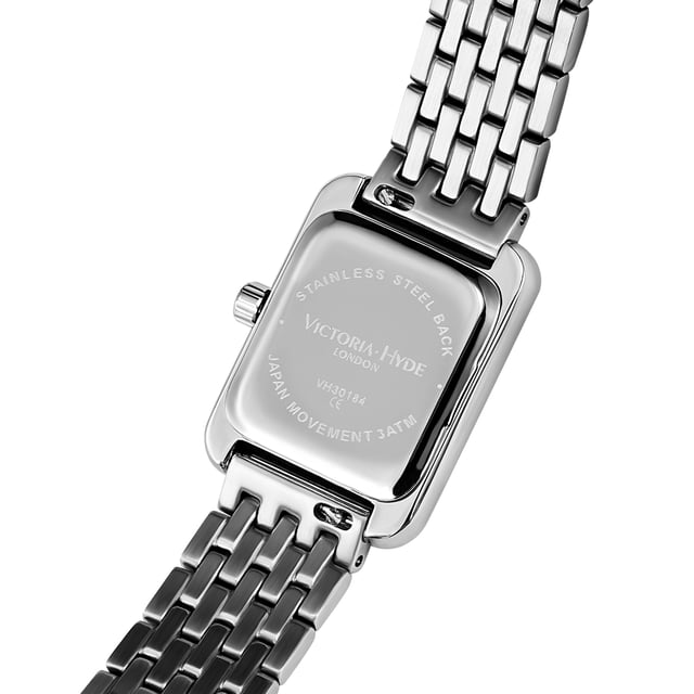 The VICTORIA HYDE LONDON women's watch from the RETRO series combines retro-inspired design with modern functionality. The silver square case, measuring 22 x 29 mm and 7.5 mm thick, is made of eco-friendly copper, giving the watch a timeless look. The silver dial with a fine sand effect and clear mineral crystal ensure excellent legibility. The silver stainless steel strap (7-link bracelet) with a width of 14 mm and a total length of 178.11 mm (including clasp) is adjustable and equipped with a practical double folding clasp. The watch is powered by a precise quartz movement (Miyota Super 2035) and offers 3 ATM water resistance, making it an ideal companion for everyday wear.

Case: Silver square case made of eco-friendly copper, measuring 22 x 29 mm and 7.5 mm thick.

Dial: Silver dial with a sand effect for an elegant appearance.

Strap: Silver stainless steel strap (7-link band) with a width of 14 mm and a total length of 178.11 mm, adjustable with a double folding clasp.

Movement: Precise quartz movement (Miyota Super 2035) for reliable timekeeping.

Water resistance: 3 ATM, suitable for everyday activities such as washing hands or splashing water.

This watch is perfect for women who value stylish design, high-quality materials, and functionality.