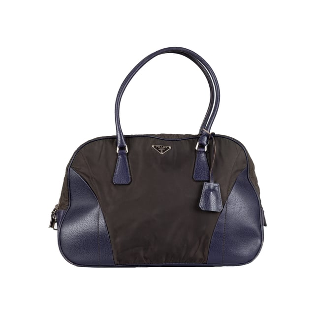 Empfohlener Verkaufspreis
Diese Vintage-Bowling-Handtasche von Prada besteht aus glattem, schwarzem Nylongewebe mit blauem Lederbesatz und verleiht einen Hauch von Luxus. Mit zwei langen Tragegriffen, einem emaillierten Dreieckslogo und einem Schlüsselanhänger ist diese Tasche stilvoll und funktional zugleich. Der Reißverschluss oben und die Reißverschlusstasche innen machen sie perfekt für den täglichen Gebrauch.
Anmerkungen: Das Leder weist einige Kratzer und Verfärbungen auf.
Gesicherte Produktauthentizität: Dieses Produkt wird von einem renommierten und vertrauenswürdigen Partner geliefert.
Mit diesem Kauf bewahren Sie ikonische Handwerkskunst, würdigen das Erbe und genießen die Schönheit des bewussten Einkaufens. Maße: Breite: 304 mm, Länge: 952 mm, Höhe: 647 mm, Griffabstand: 482,6 mm