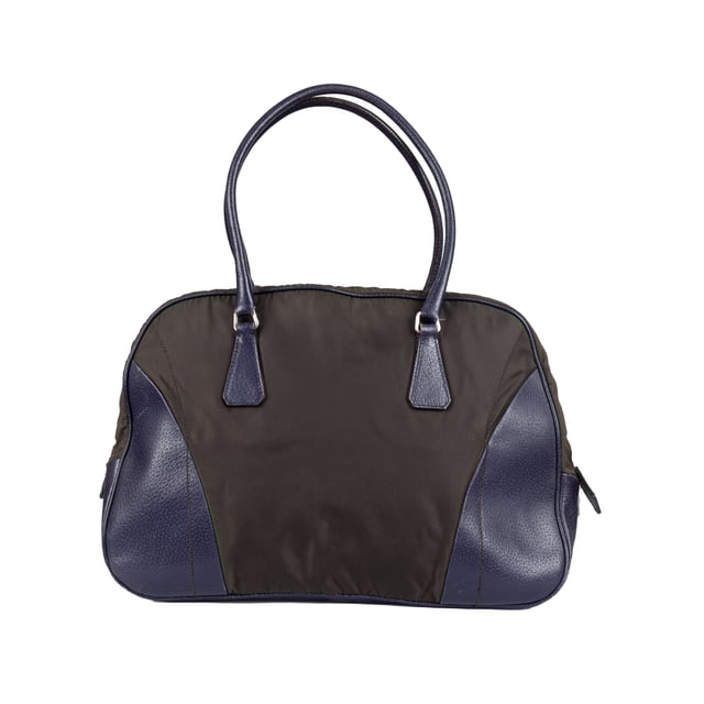 Empfohlener Verkaufspreis
Diese Vintage-Bowling-Handtasche von Prada besteht aus glattem, schwarzem Nylongewebe mit blauem Lederbesatz und verleiht einen Hauch von Luxus. Mit zwei langen Tragegriffen, einem emaillierten Dreieckslogo und einem Schlüsselanhänger ist diese Tasche stilvoll und funktional zugleich. Der Reißverschluss oben und die Reißverschlusstasche innen machen sie perfekt für den täglichen Gebrauch.
Anmerkungen: Das Leder weist einige Kratzer und Verfärbungen auf.
Gesicherte Produktauthentizität: Dieses Produkt wird von einem renommierten und vertrauenswürdigen Partner geliefert.
Mit diesem Kauf bewahren Sie ikonische Handwerkskunst, würdigen das Erbe und genießen die Schönheit des bewussten Einkaufens. Maße: Breite: 304 mm, Länge: 952 mm, Höhe: 647 mm, Griffabstand: 482,6 mm