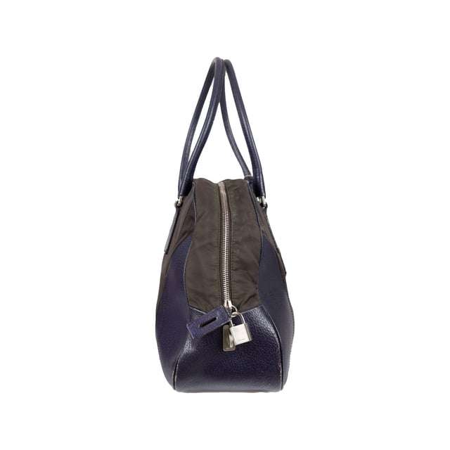 Empfohlener Verkaufspreis
Diese Vintage-Bowling-Handtasche von Prada besteht aus glattem, schwarzem Nylongewebe mit blauem Lederbesatz und verleiht einen Hauch von Luxus. Mit zwei langen Tragegriffen, einem emaillierten Dreieckslogo und einem Schlüsselanhänger ist diese Tasche stilvoll und funktional zugleich. Der Reißverschluss oben und die Reißverschlusstasche innen machen sie perfekt für den täglichen Gebrauch.
Anmerkungen: Das Leder weist einige Kratzer und Verfärbungen auf.
Gesicherte Produktauthentizität: Dieses Produkt wird von einem renommierten und vertrauenswürdigen Partner geliefert.
Mit diesem Kauf bewahren Sie ikonische Handwerkskunst, würdigen das Erbe und genießen die Schönheit des bewussten Einkaufens. Maße: Breite: 304 mm, Länge: 952 mm, Höhe: 647 mm, Griffabstand: 482,6 mm