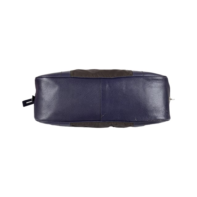 Empfohlener Verkaufspreis
Diese Vintage-Bowling-Handtasche von Prada besteht aus glattem, schwarzem Nylongewebe mit blauem Lederbesatz und verleiht einen Hauch von Luxus. Mit zwei langen Tragegriffen, einem emaillierten Dreieckslogo und einem Schlüsselanhänger ist diese Tasche stilvoll und funktional zugleich. Der Reißverschluss oben und die Reißverschlusstasche innen machen sie perfekt für den täglichen Gebrauch.
Anmerkungen: Das Leder weist einige Kratzer und Verfärbungen auf.
Gesicherte Produktauthentizität: Dieses Produkt wird von einem renommierten und vertrauenswürdigen Partner geliefert.
Mit diesem Kauf bewahren Sie ikonische Handwerkskunst, würdigen das Erbe und genießen die Schönheit des bewussten Einkaufens. Maße: Breite: 304 mm, Länge: 952 mm, Höhe: 647 mm, Griffabstand: 482,6 mm