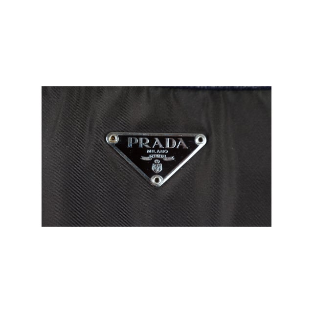 Empfohlener Verkaufspreis
Diese Vintage-Bowling-Handtasche von Prada besteht aus glattem, schwarzem Nylongewebe mit blauem Lederbesatz und verleiht einen Hauch von Luxus. Mit zwei langen Tragegriffen, einem emaillierten Dreieckslogo und einem Schlüsselanhänger ist diese Tasche stilvoll und funktional zugleich. Der Reißverschluss oben und die Reißverschlusstasche innen machen sie perfekt für den täglichen Gebrauch.
Anmerkungen: Das Leder weist einige Kratzer und Verfärbungen auf.
Gesicherte Produktauthentizität: Dieses Produkt wird von einem renommierten und vertrauenswürdigen Partner geliefert.
Mit diesem Kauf bewahren Sie ikonische Handwerkskunst, würdigen das Erbe und genießen die Schönheit des bewussten Einkaufens. Maße: Breite: 304 mm, Länge: 952 mm, Höhe: 647 mm, Griffabstand: 482,6 mm