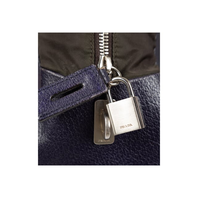 Empfohlener Verkaufspreis
Diese Vintage-Bowling-Handtasche von Prada besteht aus glattem, schwarzem Nylongewebe mit blauem Lederbesatz und verleiht einen Hauch von Luxus. Mit zwei langen Tragegriffen, einem emaillierten Dreieckslogo und einem Schlüsselanhänger ist diese Tasche stilvoll und funktional zugleich. Der Reißverschluss oben und die Reißverschlusstasche innen machen sie perfekt für den täglichen Gebrauch.
Anmerkungen: Das Leder weist einige Kratzer und Verfärbungen auf.
Gesicherte Produktauthentizität: Dieses Produkt wird von einem renommierten und vertrauenswürdigen Partner geliefert.
Mit diesem Kauf bewahren Sie ikonische Handwerkskunst, würdigen das Erbe und genießen die Schönheit des bewussten Einkaufens. Maße: Breite: 304 mm, Länge: 952 mm, Höhe: 647 mm, Griffabstand: 482,6 mm