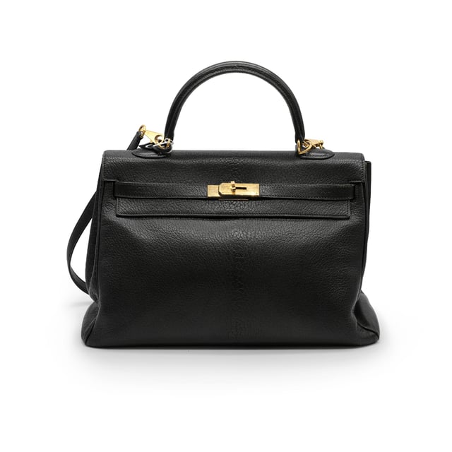 Hermès Kelly 35 Black Leather Bag - '00s VINTAGE, RRP AS NEW
Hermès Kelly 35 bag in black leather with gold hardware. Lined in black leather, it has a zipped pocket on the back and a divided patch pocket on the front.
Remarks: It shows slight signs of wear to the frames and scratches to the hardware. Measurments: width: 12 mm length: 35 mm height: 22 mm
