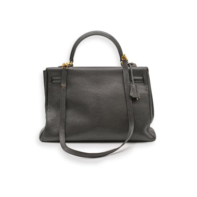 Hermès Kelly 35 Black Leather Bag - '00s VINTAGE, RRP AS NEW
Hermès Kelly 35 bag in black leather with gold hardware. Lined in black leather, it has a zipped pocket on the back and a divided patch pocket on the front.
Remarks: It shows slight signs of wear to the frames and scratches to the hardware. Measurments: width: 12 mm length: 35 mm height: 22 mm