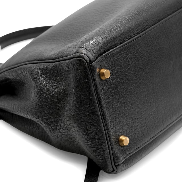 Hermès Kelly 35 Black Leather Bag - '00s VINTAGE, RRP AS NEW
Hermès Kelly 35 bag in black leather with gold hardware. Lined in black leather, it has a zipped pocket on the back and a divided patch pocket on the front.
Remarks: It shows slight signs of wear to the frames and scratches to the hardware. Measurments: width: 12 mm length: 35 mm height: 22 mm
