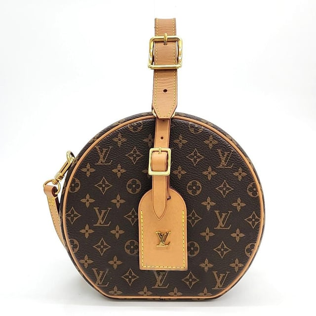 VINTAGE, RRP AS NEW
A chic Louis Vuitton Monogram Pochette Félicie Charm, ideal for evenings out with a versatile design. Dimensions: 9.8" W x 5.1" H x 1.4" D. No inclusions Measurments:  width: 80 mm length: 170 mm height: 160 mm