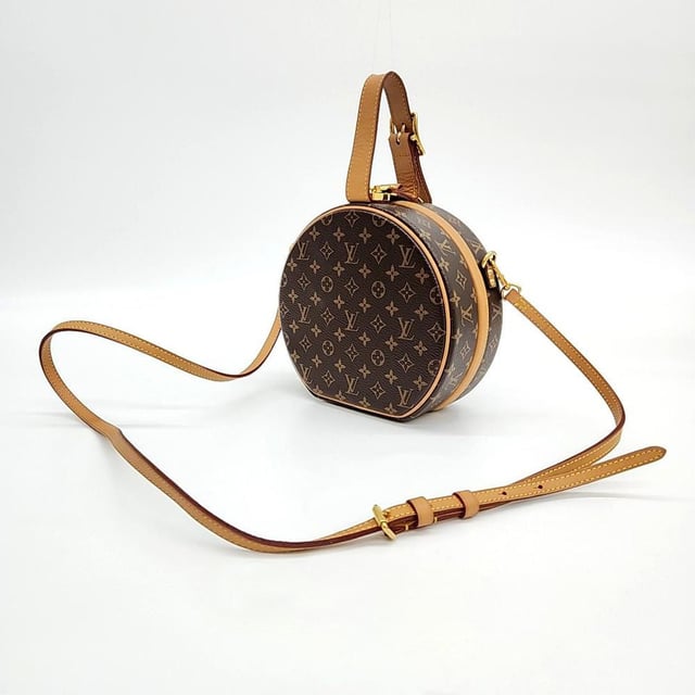 VINTAGE, RRP AS NEW
A chic Louis Vuitton Monogram Pochette Félicie Charm, ideal for evenings out with a versatile design. Dimensions: 9.8" W x 5.1" H x 1.4" D. No inclusions Measurments:  width: 80 mm length: 170 mm height: 160 mm