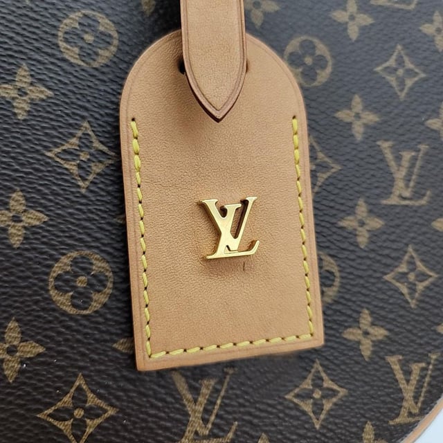 VINTAGE, RRP AS NEW
A chic Louis Vuitton Monogram Pochette Félicie Charm, ideal for evenings out with a versatile design. Dimensions: 9.8" W x 5.1" H x 1.4" D. No inclusions Measurments:  width: 80 mm length: 170 mm height: 160 mm
