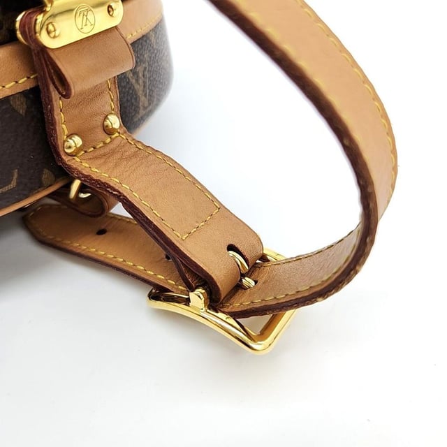 VINTAGE, RRP AS NEW
A chic Louis Vuitton Monogram Pochette Félicie Charm, ideal for evenings out with a versatile design. Dimensions: 9.8" W x 5.1" H x 1.4" D. No inclusions Measurments:  width: 80 mm length: 170 mm height: 160 mm
