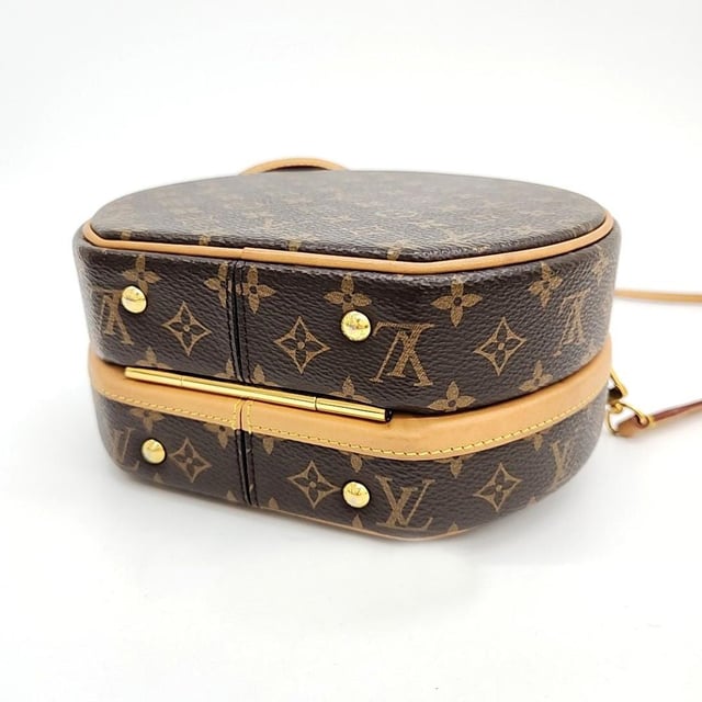 VINTAGE, RRP AS NEW
A chic Louis Vuitton Monogram Pochette Félicie Charm, ideal for evenings out with a versatile design. Dimensions: 9.8" W x 5.1" H x 1.4" D. No inclusions Measurments:  width: 80 mm length: 170 mm height: 160 mm