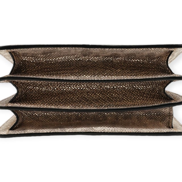 Die kleine Serpenti Forever Henkeltasche besticht durch exquisite Handwerkskunst. Ihr handgefertigter und sorgfältig bemalter Korpus besteht aus luxuriösem, silberfarbenem Karung-Leder mit Perlenbesatz. Diese elegante Kreation vereint edle Materialien nahtlos mit praktischer Vielseitigkeit und besticht durch eine markante Kette in Schlangenform und einen Lederriemen. Der ikonische Magnetverschluss in Schlangenkopfform, inspiriert vom Serpenti-Schmuck der 1960er Jahre, verleiht mit seinem filigranen Schuppendesign einen faszinierenden Touch. Die Tasche ist durchdacht gestaltet und verfügt über drei Fächer: ein aufgesetztes Gesäßfach, ein offenes Innenfach, ein spezielles Spiegelfach mit einem individualisierbaren Spiegel, ein inneres Metalletikett mit dem Bvlgari-Logo und das charakteristische Bvlgari-Metalllogo auf der Rückseite.

Lieferumfang: Regenschutz, Staubbeutel, Echtheitszertifikat, Riemen, kleiner Spiegel
Anmerkungen: Insgesamt keine Beschädigungen
NFT-Option verfügbar. Mehr erfahren.
Gesicherte Produktauthentizität: Dieses Produkt wird von einem renommierten und vertrauenswürdigen Partner geliefert.
Mit diesem Kauf bewahren Sie ikonische Handwerkskunst, feiern das Erbe und genießen die Schönheit des bewussten Einkaufens. Maße: Breite: 228 mm Länge: 482 mm Höhe: 425 mm Riemenlänge: 1050 mm Griffabfall: 584,2 mm