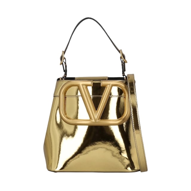 VINTAGE, RRP AS NEW
The Valentino Supervee Logo Tote Bag is a stunning accessory crafted from high-quality leather and featuring a bold metallic effect. The front logo adds a touch of luxury, while the magnetic closure and inside pockets provide practicality. With an adjustable shoulder strap and gold trim, this bag is both functional and stylish.
Remarks: There are some scratches on the hardware.
Inclusion: Dust bag, booklet.
Assured Product Authenticity: This product is supplied by a renowned and trusted partner.
With this purchase, you are preserving iconic craftsmanship, celebrating heritage, and embracing the beauty of conscious shopping.Measurments:  width: 482 mm height: 470 mm handle drop: 304.8 mm
