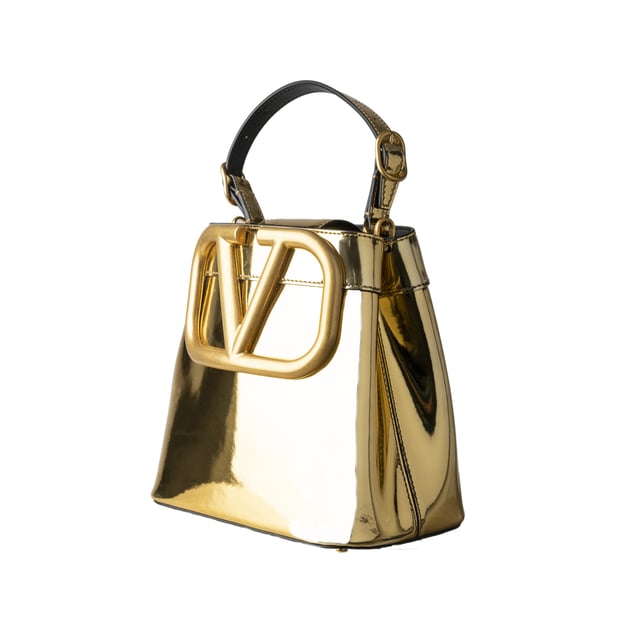 VINTAGE, RRP AS NEW
The Valentino Supervee Logo Tote Bag is a stunning accessory crafted from high-quality leather and featuring a bold metallic effect. The front logo adds a touch of luxury, while the magnetic closure and inside pockets provide practicality. With an adjustable shoulder strap and gold trim, this bag is both functional and stylish.
Remarks: There are some scratches on the hardware.
Inclusion: Dust bag, booklet.
Assured Product Authenticity: This product is supplied by a renowned and trusted partner.
With this purchase, you are preserving iconic craftsmanship, celebrating heritage, and embracing the beauty of conscious shopping.Measurments:  width: 482 mm height: 470 mm handle drop: 304.8 mm