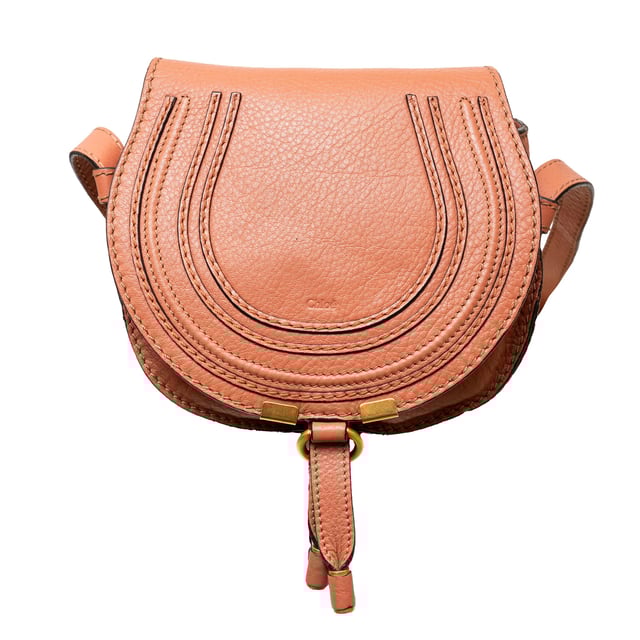 VINTAGE, RRP AS NEW
This mini Marcie saddle bag, crafted from calf leather, combines a sleek upper line and curved shape, reflecting a mix of equestrian charm and feminine style. 
Remarks: there are some creases. Measurments:  width: 444 mm height: 381 mm handle drop: 1377.9 mm
