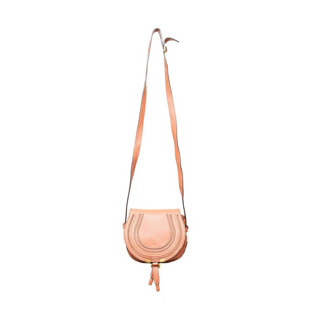 VINTAGE, RRP AS NEW
This mini Marcie saddle bag, crafted from calf leather, combines a sleek upper line and curved shape, reflecting a mix of equestrian charm and feminine style. 
Remarks: there are some creases. Measurments:  width: 444 mm height: 381 mm handle drop: 1377.9 mm