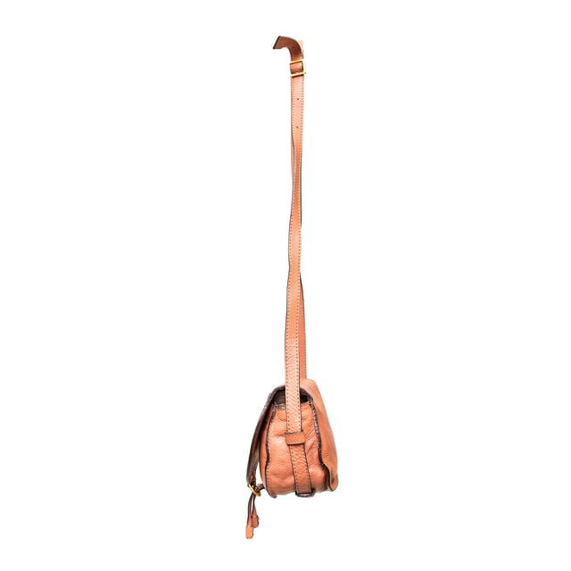 VINTAGE, RRP AS NEW
This mini Marcie saddle bag, crafted from calf leather, combines a sleek upper line and curved shape, reflecting a mix of equestrian charm and feminine style. 
Remarks: there are some creases. Measurments:  width: 444 mm height: 381 mm handle drop: 1377.9 mm