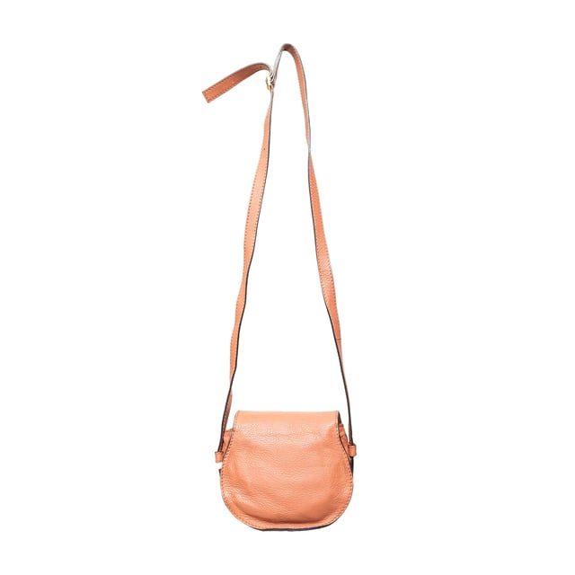VINTAGE, RRP AS NEW
This mini Marcie saddle bag, crafted from calf leather, combines a sleek upper line and curved shape, reflecting a mix of equestrian charm and feminine style. 
Remarks: there are some creases. Measurments:  width: 444 mm height: 381 mm handle drop: 1377.9 mm