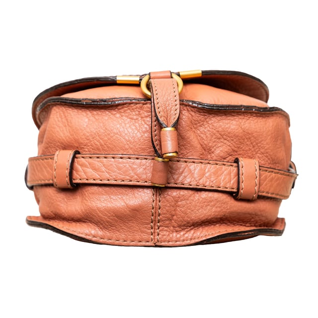 VINTAGE, RRP AS NEW
This mini Marcie saddle bag, crafted from calf leather, combines a sleek upper line and curved shape, reflecting a mix of equestrian charm and feminine style. 
Remarks: there are some creases. Measurments:  width: 444 mm height: 381 mm handle drop: 1377.9 mm