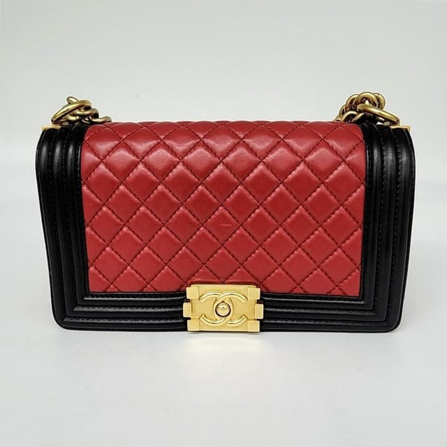 VINTAGE, RRP AS NEW
A chic and modern Boy Bag from Chanel, featuring a sophisticated quilted leather finish with a bold CC clasp and gold-tone hardware. Comes with Case &amp; Dust Bag Size Small, Black Measurments:  width: 70 mm length: 250 mm height: 140 mm