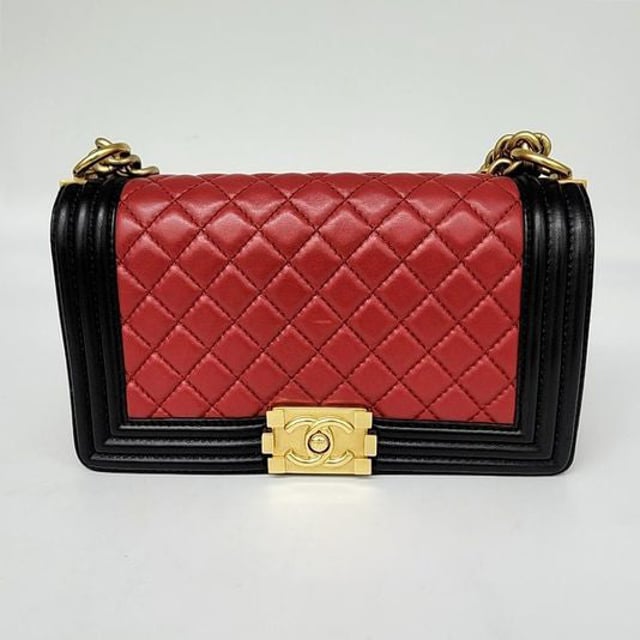 VINTAGE, RRP AS NEW
A chic and modern Boy Bag from Chanel, featuring a sophisticated quilted leather finish with a bold CC clasp and gold-tone hardware. Comes with Case &amp; Dust Bag Size Small, Black Measurments:  width: 70 mm length: 250 mm height: 140 mm