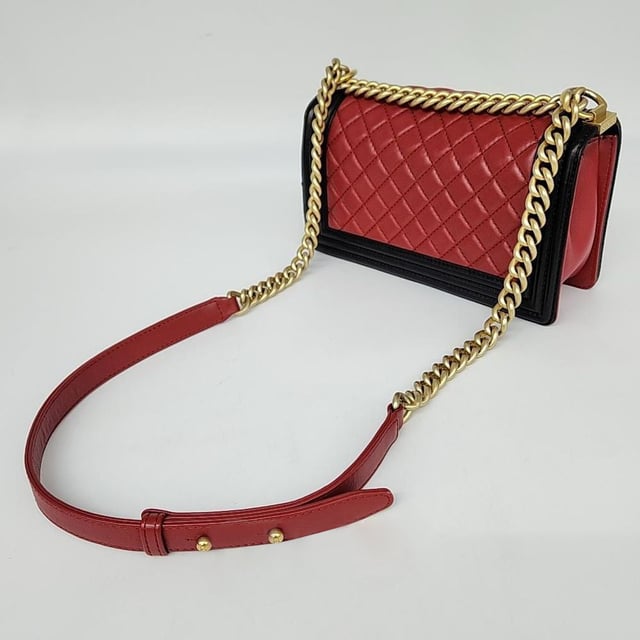 VINTAGE, RRP AS NEW
A chic and modern Boy Bag from Chanel, featuring a sophisticated quilted leather finish with a bold CC clasp and gold-tone hardware. Comes with Case &amp; Dust Bag Size Small, Black Measurments:  width: 70 mm length: 250 mm height: 140 mm