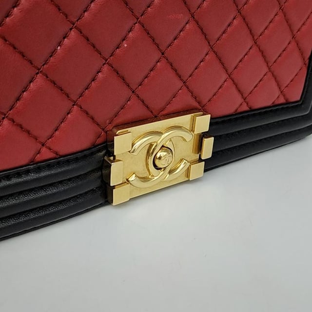 VINTAGE, RRP AS NEW
A chic and modern Boy Bag from Chanel, featuring a sophisticated quilted leather finish with a bold CC clasp and gold-tone hardware. Comes with Case &amp; Dust Bag Size Small, Black Measurments:  width: 70 mm length: 250 mm height: 140 mm