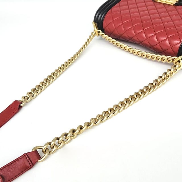 VINTAGE, RRP AS NEW
A chic and modern Boy Bag from Chanel, featuring a sophisticated quilted leather finish with a bold CC clasp and gold-tone hardware. Comes with Case &amp; Dust Bag Size Small, Black Measurments:  width: 70 mm length: 250 mm height: 140 mm