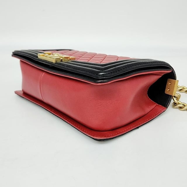 VINTAGE, RRP AS NEW
A chic and modern Boy Bag from Chanel, featuring a sophisticated quilted leather finish with a bold CC clasp and gold-tone hardware. Comes with Case &amp; Dust Bag Size Small, Black Measurments:  width: 70 mm length: 250 mm height: 140 mm