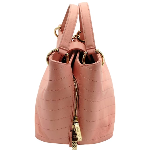 VINTAGE, RRP AS NEW
This refined tote is crafted from chevron-stitched textured calfskin leather in ivory. It features a durable top handle and an adjustable shoulder strap for versatile carrying options. The flap opens to reveal a tonal ivory fabric-lined interior, complete with a central zippered compartment and two open compartments on either side. This elegant bag offers ample space for all your essentials, whether for day or evening, showcasing the timeless craftsmanship and sophistication synonymous with Chanel.
Inclusion: Dustbag 
Remarks: The colors of strap’s ends are damaged  Measurments:  width: 736 mm height: 444 mm strap length: 1244.34 - 1258.26 mm handle drop: 290.81 mm