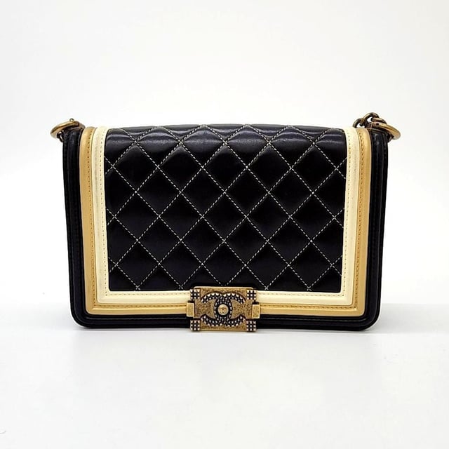 VINTAGE, RRP AS NEW
A contemporary design, the Chanel Boy Bag features a quilted lambskin texture and a striking silver-tone chain strap. Comes with Dust Bag Size Medium, Black Measurments:  width: 60 mm length: 240 mm height: 155 mm