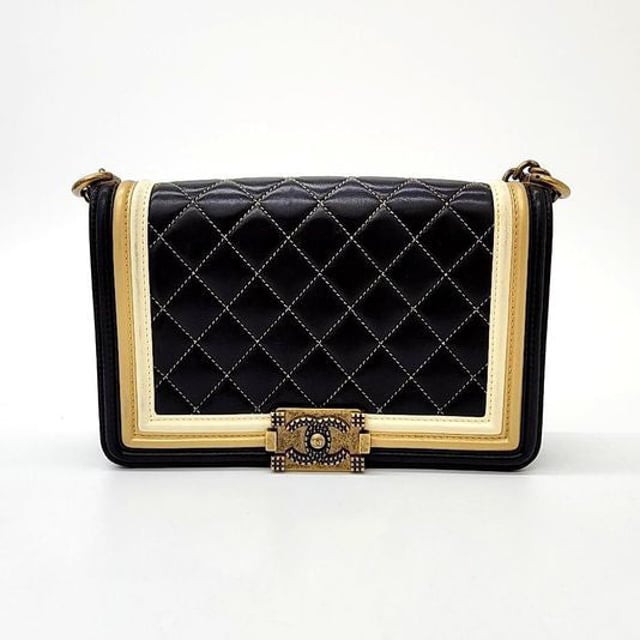 VINTAGE, RRP AS NEW
A contemporary design, the Chanel Boy Bag features a quilted lambskin texture and a striking silver-tone chain strap. Comes with Dust Bag Size Medium, Black Measurments:  width: 60 mm length: 240 mm height: 155 mm