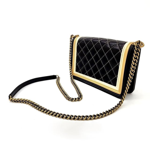 VINTAGE, RRP AS NEW
A contemporary design, the Chanel Boy Bag features a quilted lambskin texture and a striking silver-tone chain strap. Comes with Dust Bag Size Medium, Black Measurments:  width: 60 mm length: 240 mm height: 155 mm