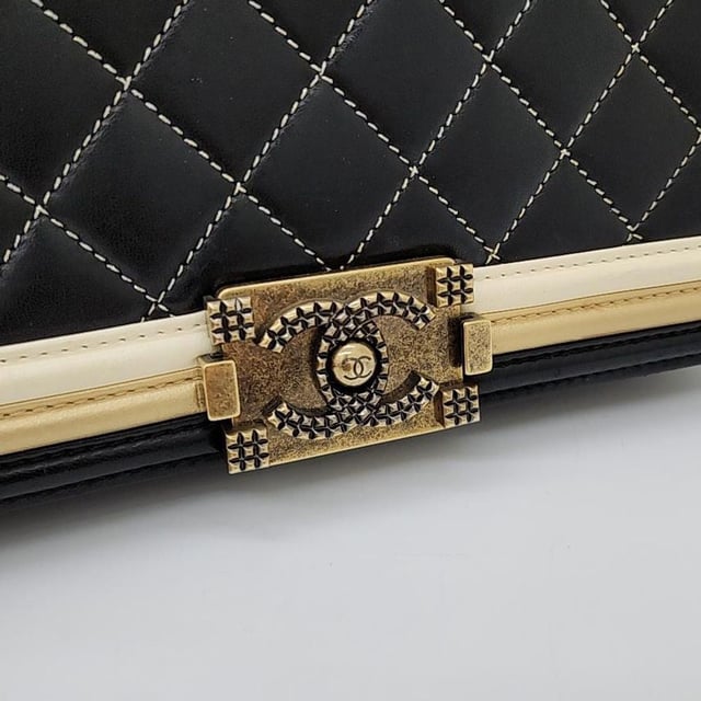 VINTAGE, RRP AS NEW
A contemporary design, the Chanel Boy Bag features a quilted lambskin texture and a striking silver-tone chain strap. Comes with Dust Bag Size Medium, Black Measurments:  width: 60 mm length: 240 mm height: 155 mm