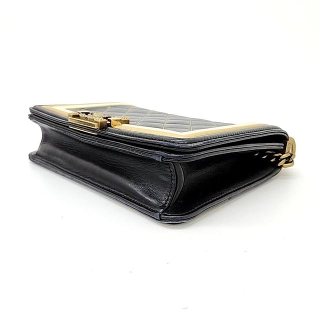 VINTAGE, RRP AS NEW
A contemporary design, the Chanel Boy Bag features a quilted lambskin texture and a striking silver-tone chain strap. Comes with Dust Bag Size Medium, Black Measurments:  width: 60 mm length: 240 mm height: 155 mm
