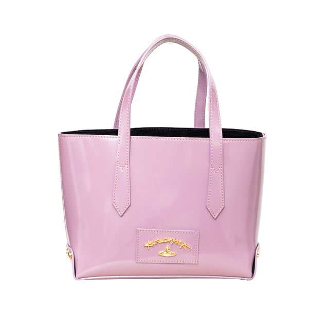 Empfohlener Verkaufspreis
Wir präsentieren die Vivienne Westwood Anglomania Newcastle Tote Bag aus Lackleder. Sie wird mit einem passenden Beutel für zusätzliche Ordnung geliefert. Mit ihrem offenen Design, den zwei Ledergriffen und den goldfarbenen Metallteilen ist sie stilvoll und praktisch. Der Beutel verfügt über einen Reißverschluss und einen Markenaufdruck.

Anmerkungen: Die Griffe haben ihre Form verloren, sind aber unbenutzt.

Lieferumfang: Staubbeutel, Beutel.

Gesicherte Produktauthentizität: Dieses Produkt wird von einem renommierten und vertrauenswürdigen Partner geliefert.

Mit diesem Kauf bewahren Sie ikonische Handwerkskunst, würdigen Traditionen und genießen die Schönheit des bewussten Einkaufens. Maße: Breite: 670 mm, Höhe: 470 mm, Grifflänge: 330,2 mm