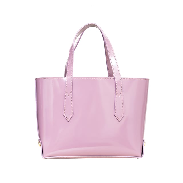 Empfohlener Verkaufspreis
Wir präsentieren die Vivienne Westwood Anglomania Newcastle Tote Bag aus Lackleder. Sie wird mit einem passenden Beutel für zusätzliche Ordnung geliefert. Mit ihrem offenen Design, den zwei Ledergriffen und den goldfarbenen Metallteilen ist sie stilvoll und praktisch. Der Beutel verfügt über einen Reißverschluss und einen Markenaufdruck.

Anmerkungen: Die Griffe haben ihre Form verloren, sind aber unbenutzt.

Lieferumfang: Staubbeutel, Beutel.

Gesicherte Produktauthentizität: Dieses Produkt wird von einem renommierten und vertrauenswürdigen Partner geliefert.

Mit diesem Kauf bewahren Sie ikonische Handwerkskunst, würdigen Traditionen und genießen die Schönheit des bewussten Einkaufens. Maße: Breite: 670 mm, Höhe: 470 mm, Grifflänge: 330,2 mm