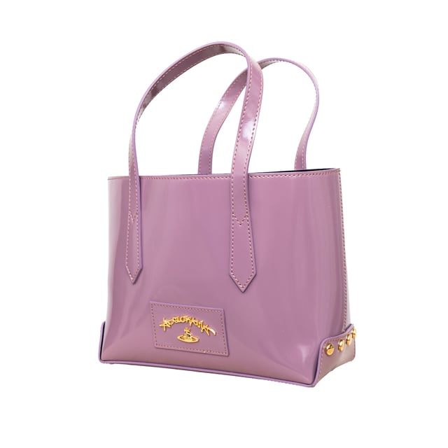 Empfohlener Verkaufspreis
Wir präsentieren die Vivienne Westwood Anglomania Newcastle Tote Bag aus Lackleder. Sie wird mit einem passenden Beutel für zusätzliche Ordnung geliefert. Mit ihrem offenen Design, den zwei Ledergriffen und den goldfarbenen Metallteilen ist sie stilvoll und praktisch. Der Beutel verfügt über einen Reißverschluss und einen Markenaufdruck.

Anmerkungen: Die Griffe haben ihre Form verloren, sind aber unbenutzt.

Lieferumfang: Staubbeutel, Beutel.

Gesicherte Produktauthentizität: Dieses Produkt wird von einem renommierten und vertrauenswürdigen Partner geliefert.

Mit diesem Kauf bewahren Sie ikonische Handwerkskunst, würdigen Traditionen und genießen die Schönheit des bewussten Einkaufens. Maße: Breite: 670 mm, Höhe: 470 mm, Grifflänge: 330,2 mm