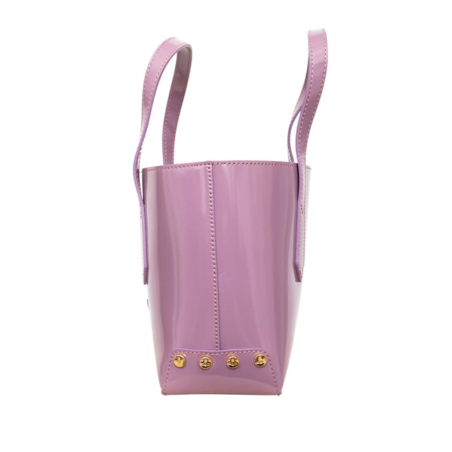 Empfohlener Verkaufspreis
Wir präsentieren die Vivienne Westwood Anglomania Newcastle Tote Bag aus Lackleder. Sie wird mit einem passenden Beutel für zusätzliche Ordnung geliefert. Mit ihrem offenen Design, den zwei Ledergriffen und den goldfarbenen Metallteilen ist sie stilvoll und praktisch. Der Beutel verfügt über einen Reißverschluss und einen Markenaufdruck.

Anmerkungen: Die Griffe haben ihre Form verloren, sind aber unbenutzt.

Lieferumfang: Staubbeutel, Beutel.

Gesicherte Produktauthentizität: Dieses Produkt wird von einem renommierten und vertrauenswürdigen Partner geliefert.

Mit diesem Kauf bewahren Sie ikonische Handwerkskunst, würdigen Traditionen und genießen die Schönheit des bewussten Einkaufens. Maße: Breite: 670 mm, Höhe: 470 mm, Grifflänge: 330,2 mm