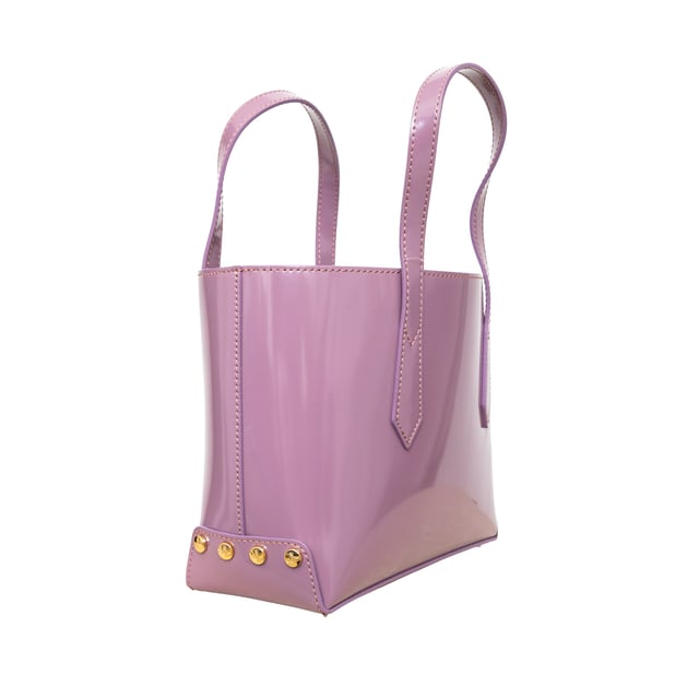 Empfohlener Verkaufspreis
Wir präsentieren die Vivienne Westwood Anglomania Newcastle Tote Bag aus Lackleder. Sie wird mit einem passenden Beutel für zusätzliche Ordnung geliefert. Mit ihrem offenen Design, den zwei Ledergriffen und den goldfarbenen Metallteilen ist sie stilvoll und praktisch. Der Beutel verfügt über einen Reißverschluss und einen Markenaufdruck.

Anmerkungen: Die Griffe haben ihre Form verloren, sind aber unbenutzt.

Lieferumfang: Staubbeutel, Beutel.

Gesicherte Produktauthentizität: Dieses Produkt wird von einem renommierten und vertrauenswürdigen Partner geliefert.

Mit diesem Kauf bewahren Sie ikonische Handwerkskunst, würdigen Traditionen und genießen die Schönheit des bewussten Einkaufens. Maße: Breite: 670 mm, Höhe: 470 mm, Grifflänge: 330,2 mm