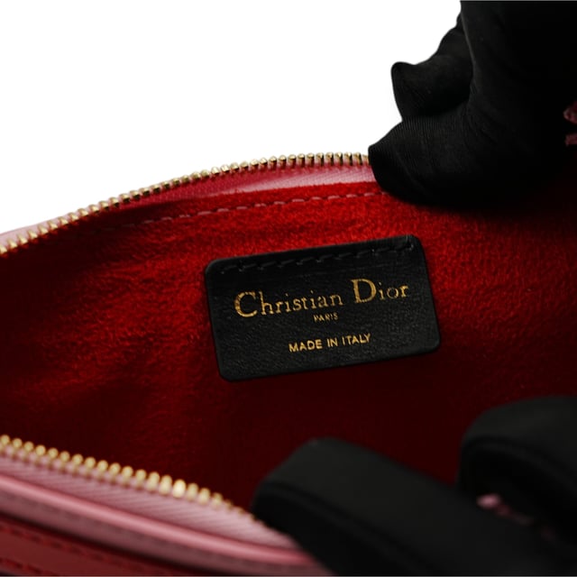 VINTAGE, RRP AS NEW
The Dior Pink Portfolio Shoulder Bag is a slim, elegant piece with a unique design featuring red shapes on the exterior. Crafted in soft pink leather, it includes a delicate shoulder strap, making it a stylish and distinctive accessory for a polished look.
Inclusion: Box, dustbag, Shoulder strap
Remark: Overall no damages 
Assured Product Authenticity: This product is supplied by a renowned and trusted partner.
With this purchase, you are preserving iconic craftsmanship, celebrating heritage, and embracing the beauty of conscious shopping.Measurments:  width: 12 mm length: 546 mm height: 393 mm