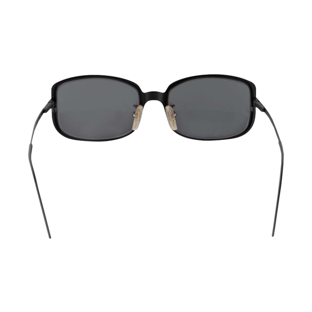 Empfohlener Verkaufspreis
Dolce & Gabbana Sonnenbrille in quadratischer Form mit schwarzen polarisierten Gläsern. Das leichte Metallband akzentuiert den Rahmen und verleiht dieser coolen Sonnenbrille von Dolce & Gabbana Eleganz.
Modell: DG 122S
Lieferumfang: Etui, Box, Reinigungstuch.
Gesicherte Produktauthentizität: Dieses Produkt wird von einem renommierten und vertrauenswürdigen Partner geliefert.
Mit diesem Kauf bewahren Sie ikonische Handwerkskunst, würdigen das Erbe und genießen die Schönheit des bewussten Einkaufens. Maße: