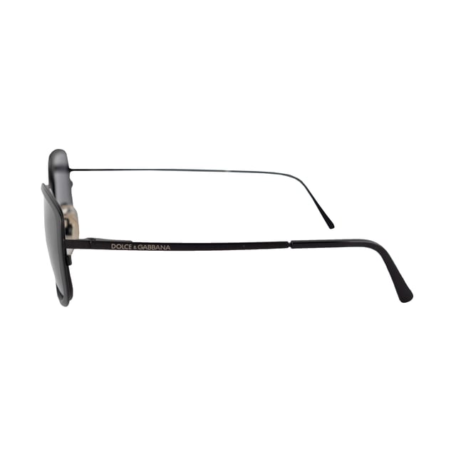 Empfohlener Verkaufspreis
Dolce & Gabbana Sonnenbrille in quadratischer Form mit schwarzen polarisierten Gläsern. Das leichte Metallband akzentuiert den Rahmen und verleiht dieser coolen Sonnenbrille von Dolce & Gabbana Eleganz.
Modell: DG 122S
Lieferumfang: Etui, Box, Reinigungstuch.
Gesicherte Produktauthentizität: Dieses Produkt wird von einem renommierten und vertrauenswürdigen Partner geliefert.
Mit diesem Kauf bewahren Sie ikonische Handwerkskunst, würdigen das Erbe und genießen die Schönheit des bewussten Einkaufens. Maße: