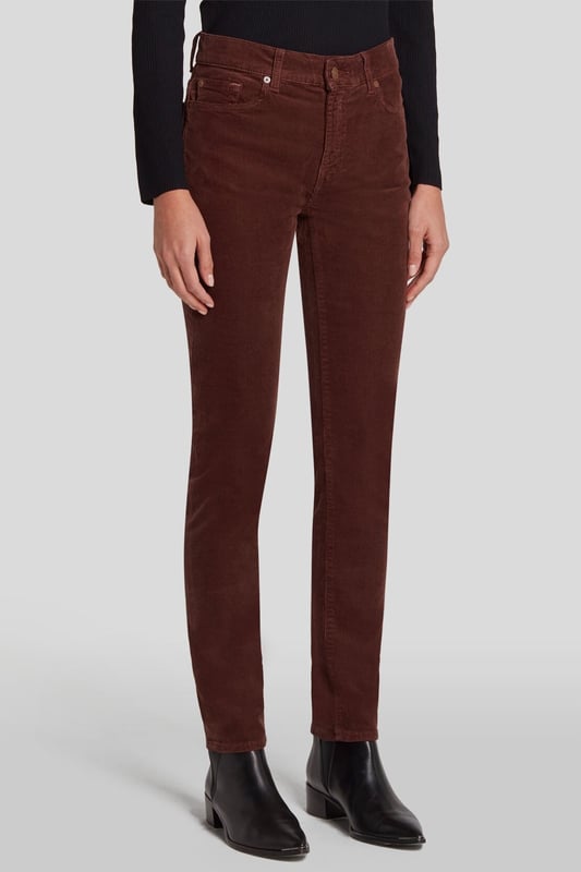 Damen  Die Roxanne ist unser charakteristisches Skinny-Modell mit mittelhohem Bund. Hier präsentiert es sich neu in kaffeebraunem Cord. In Kombination mit einem schwarzen Rollkragenpullover und Stiefeletten sind Sie darin lässig-elegant gestylt.